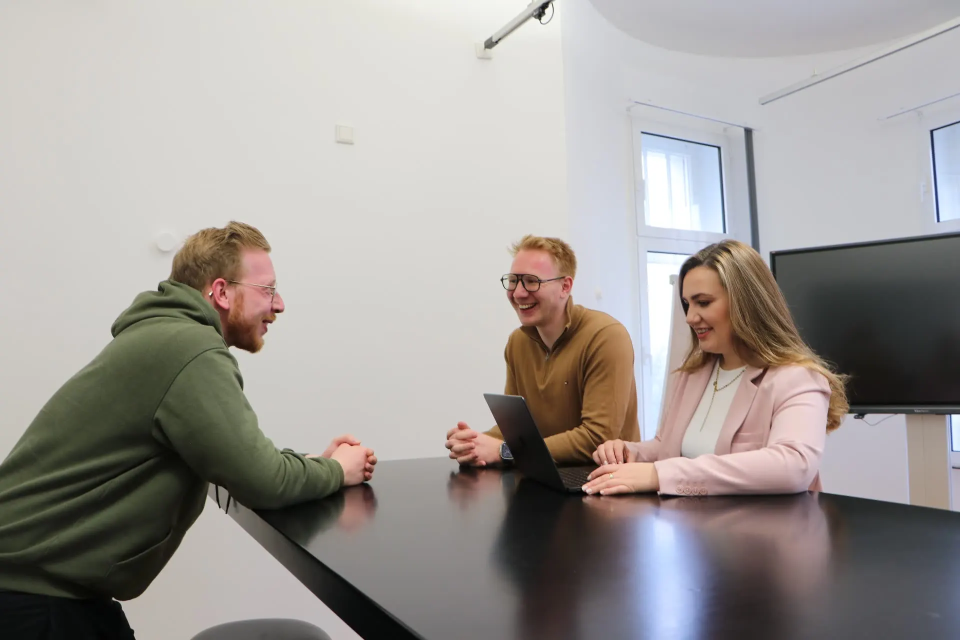 Team Meeting im Büro
